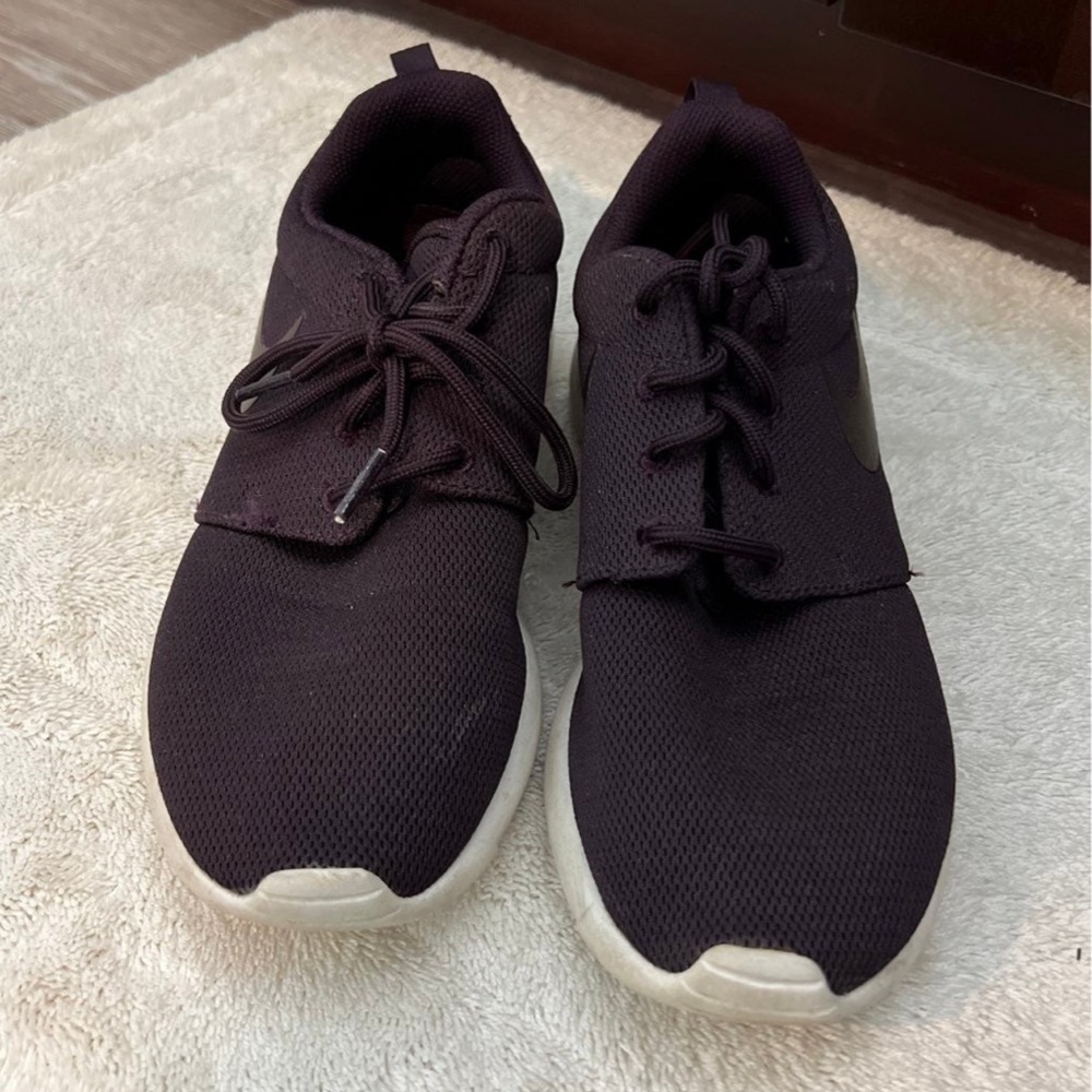 Burgundy Nike gym shoes size 6. Have been worn